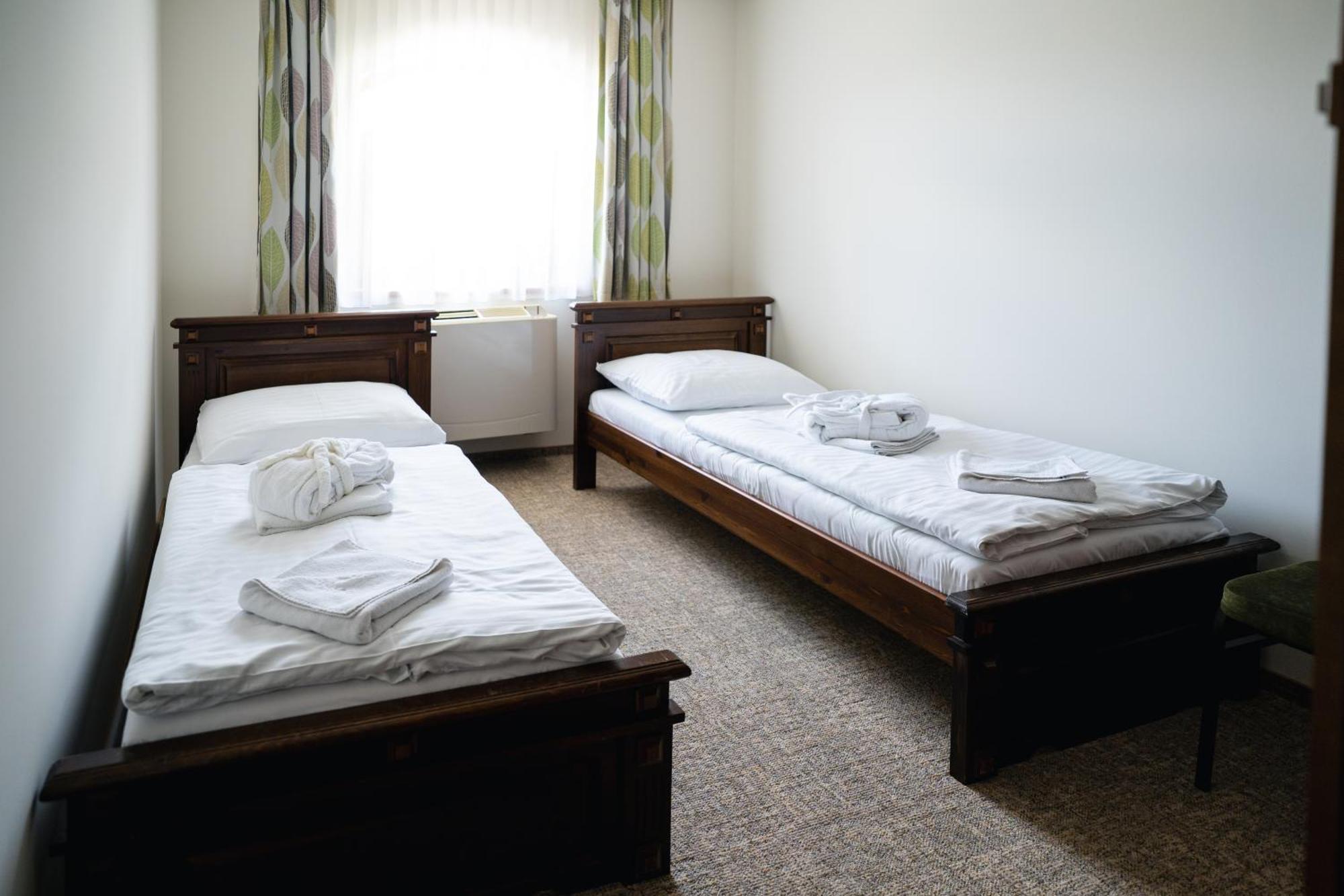 Hunor Hotel Es Etterem Vásárosnamény Quarto foto