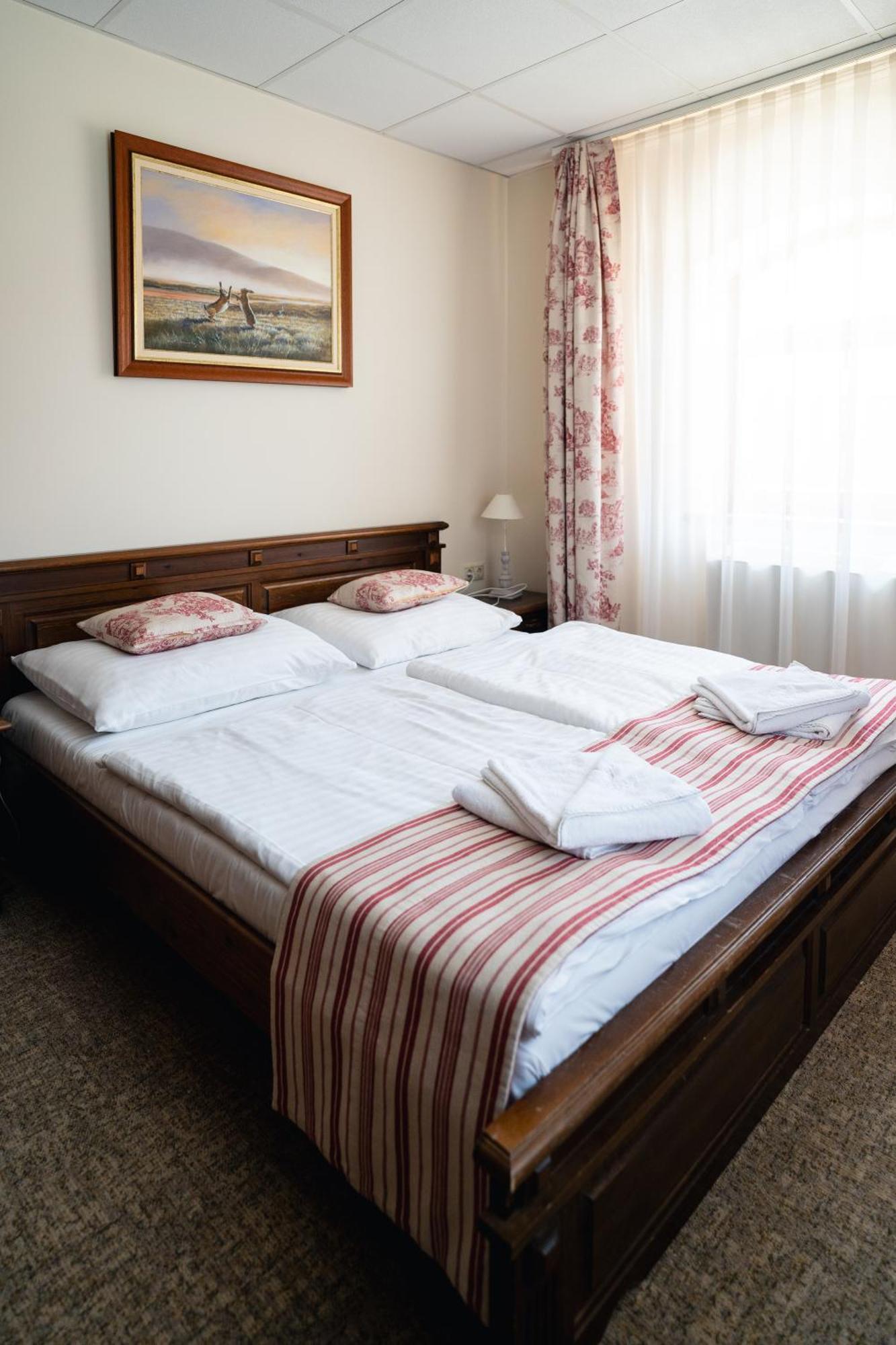 Hunor Hotel Es Etterem Vásárosnamény Quarto foto